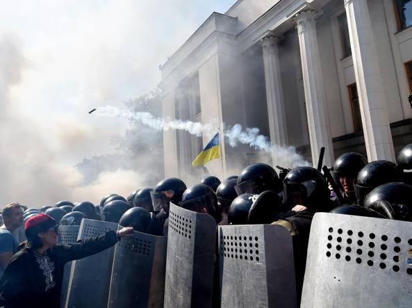 Scontri a Kiev dinanzi al Parlamento